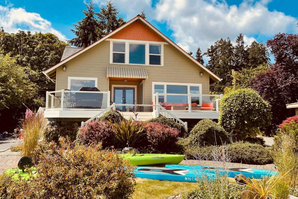 Bremerton House | Direct Beach Access Getaway on Port Orchard!