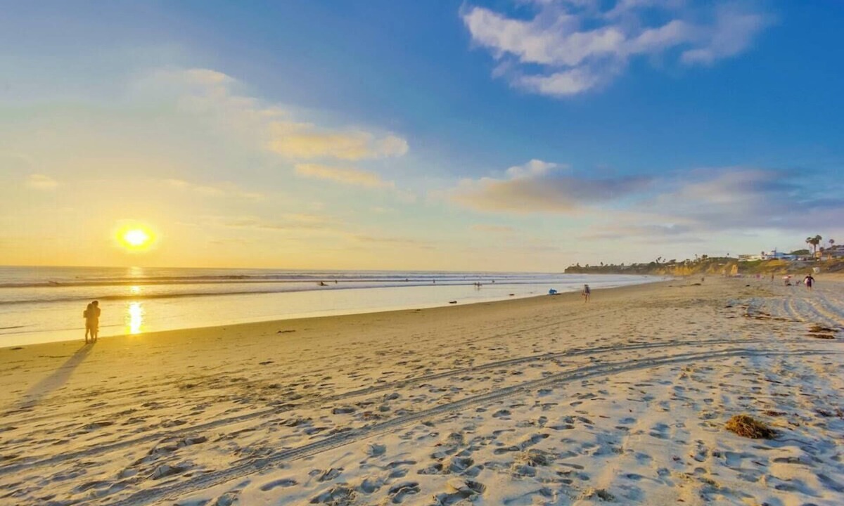 North Pacific Beach Condo | Direct beach access, ocean view, pool and parking