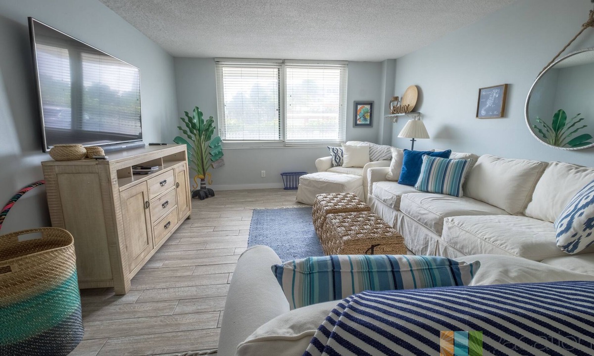 Palm Beach Shores Condo | Direct Beach Access - Poolside Coastal Condo