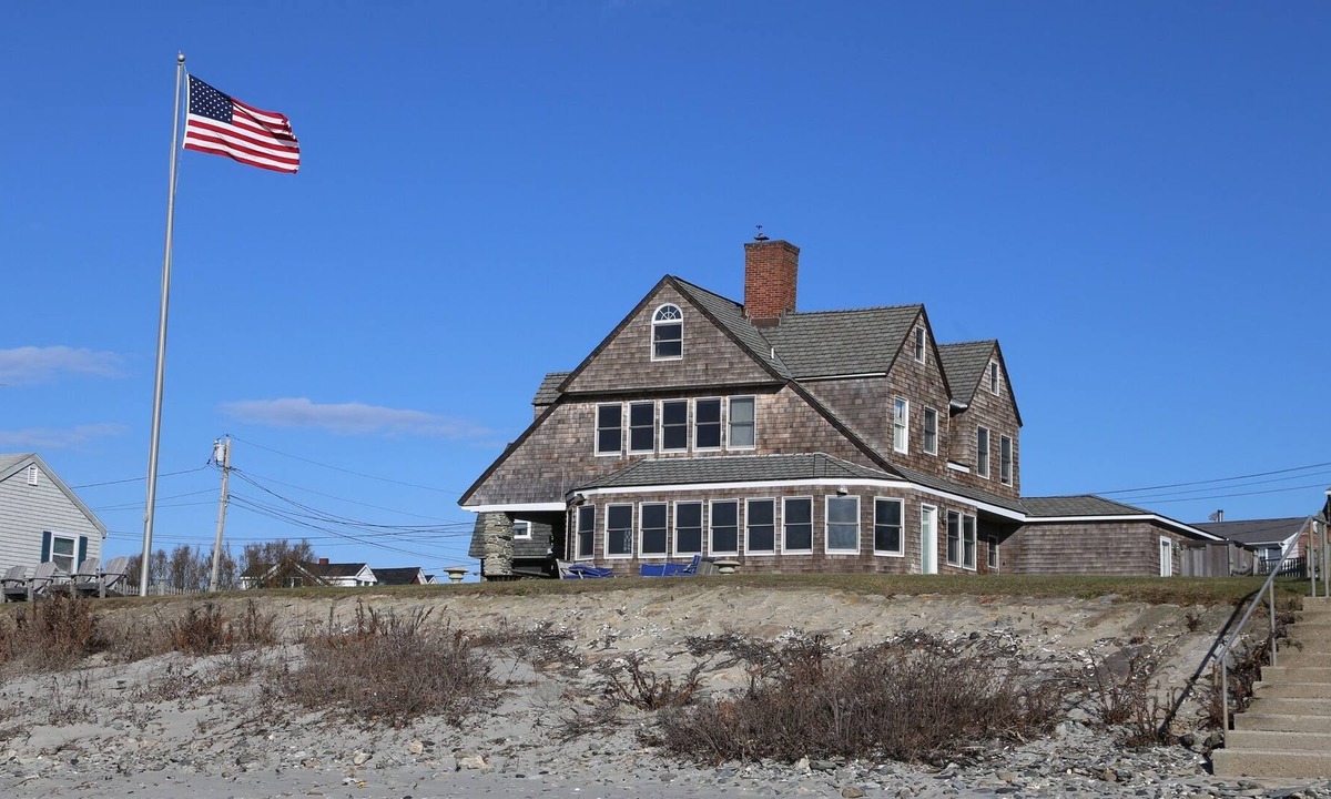 Easton's Point House | Direct Beachfront -- Newport's Easton's Beach