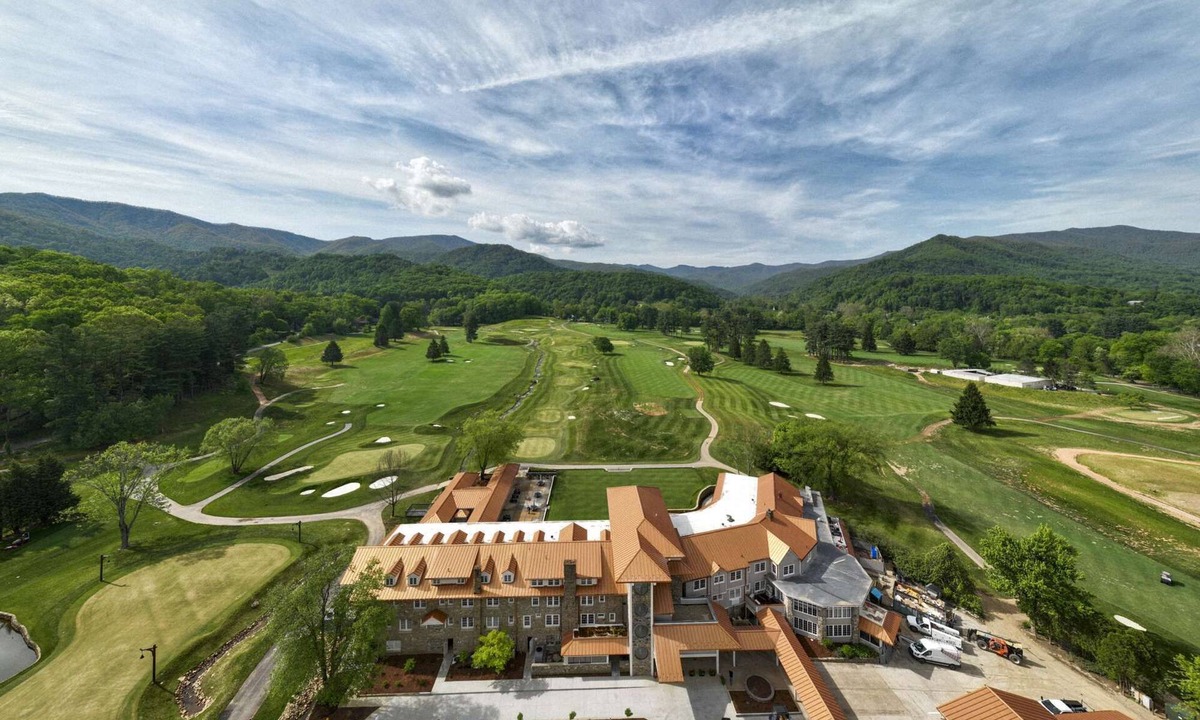 Waynesville Hotel | Direct Golf Course View + Pool. Gym. Dining.