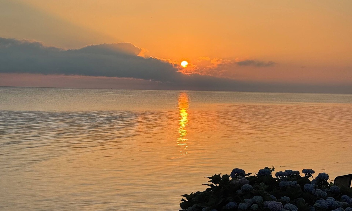 Kent Cottage | Direct Lakefront Cottage, Modern 2-bedrm Cottage in Point Breeze with WiFi & AC