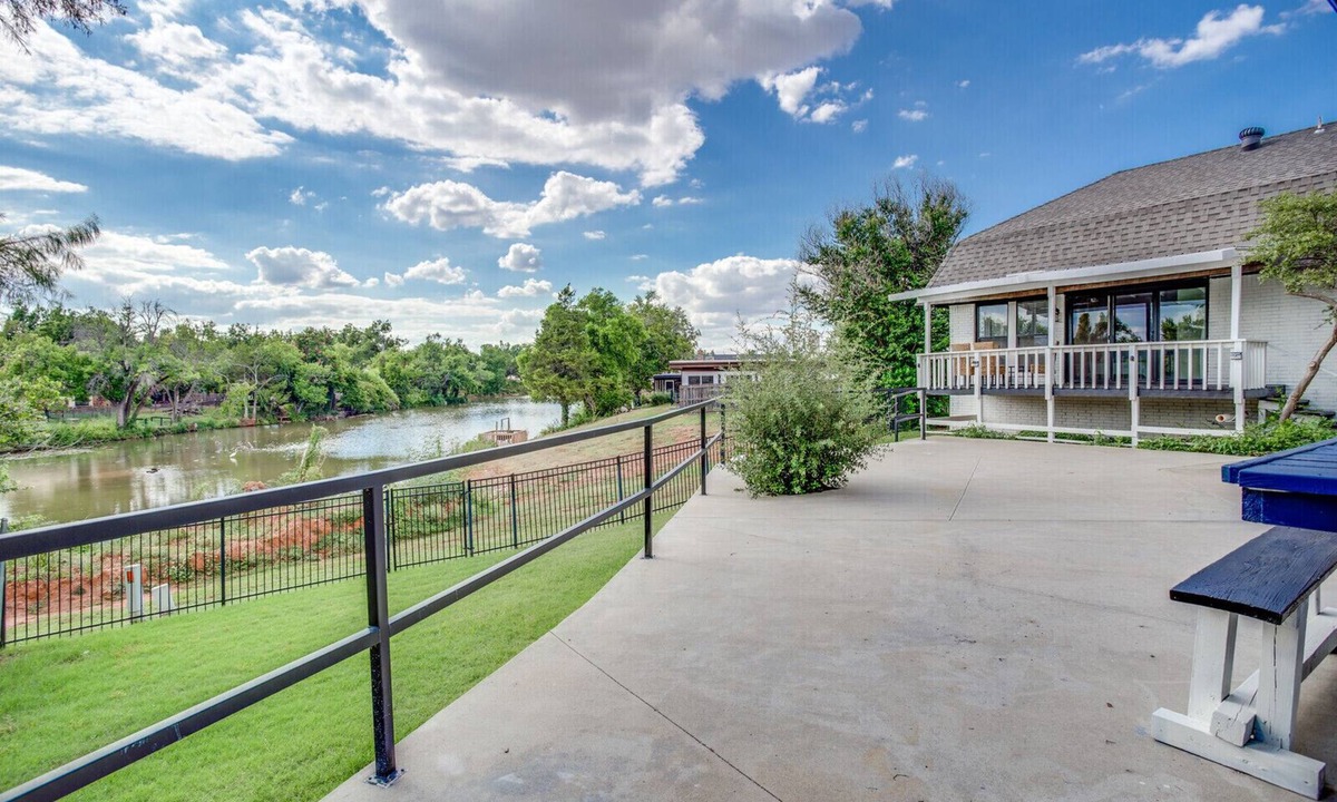 Oklahoma City Villa | Direct Lakefront Access 🏞️ | Ultimate Game Room 🎱 | Fishing🎣 | Dog Friendly🐶