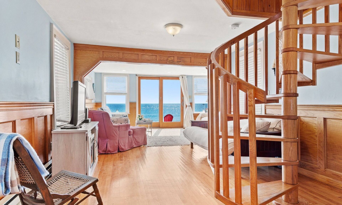 Salisbury Cottage | Direct Ocean Front Beach Cottage