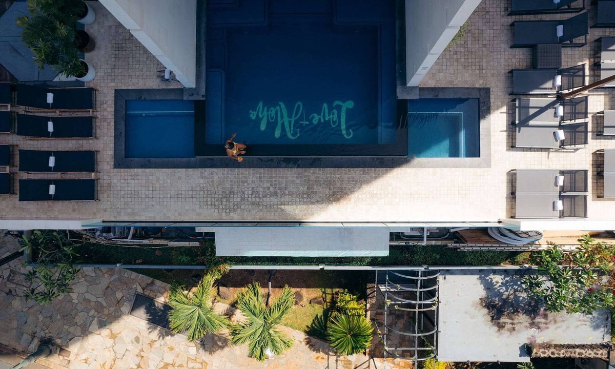 Waikiki Hotel | Direct Ocean Views + Infinity Pool. Sauna. Bar.