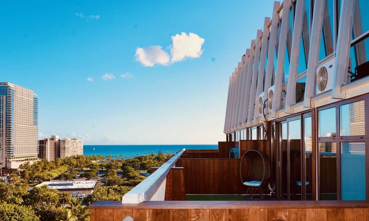 Waikiki Hotel | Direct Ocean Views + Infinity Pool. Sauna. Gym.