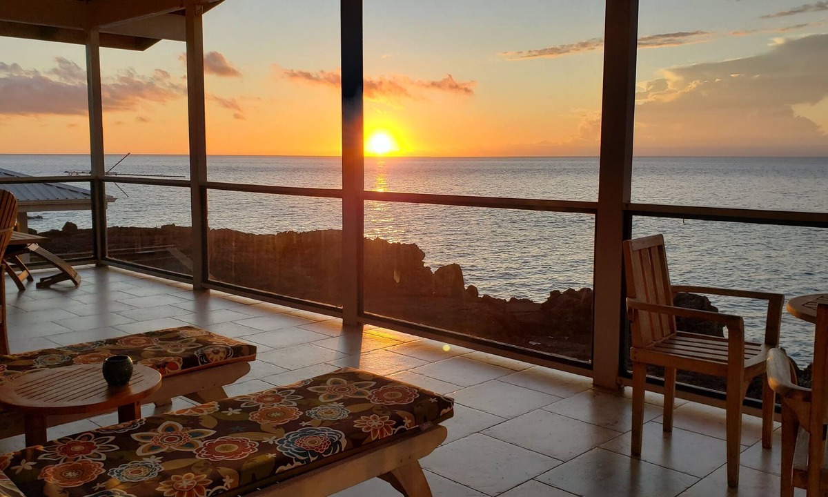 Captain Cook House | Direct OCEANFRONT, Custom Polynesian Design, See WHALES & DOLPHINS, Sunbathing