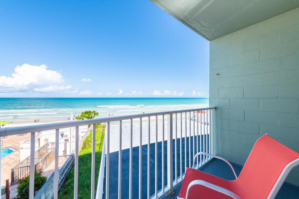 East Daytona Apartment | Direct Oceanfront Private Balcony Tiki King bed