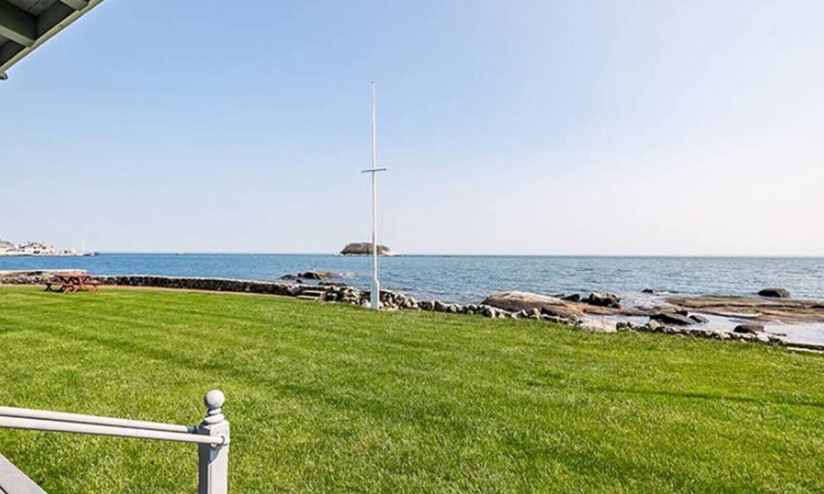 Madison Center Cottage | Direct waterfront renovated cottage.