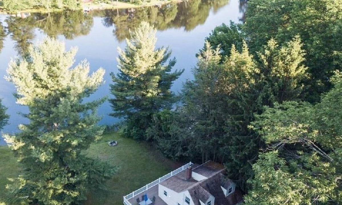 Northwest Harwinton Cottage | Direct Waterfront with Private Beach - Entire Home