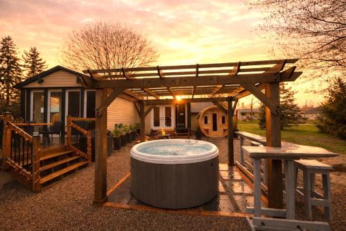 Straffordville Villa | Disconnect From Reality/River House/Hot Tub/Pet Friendly