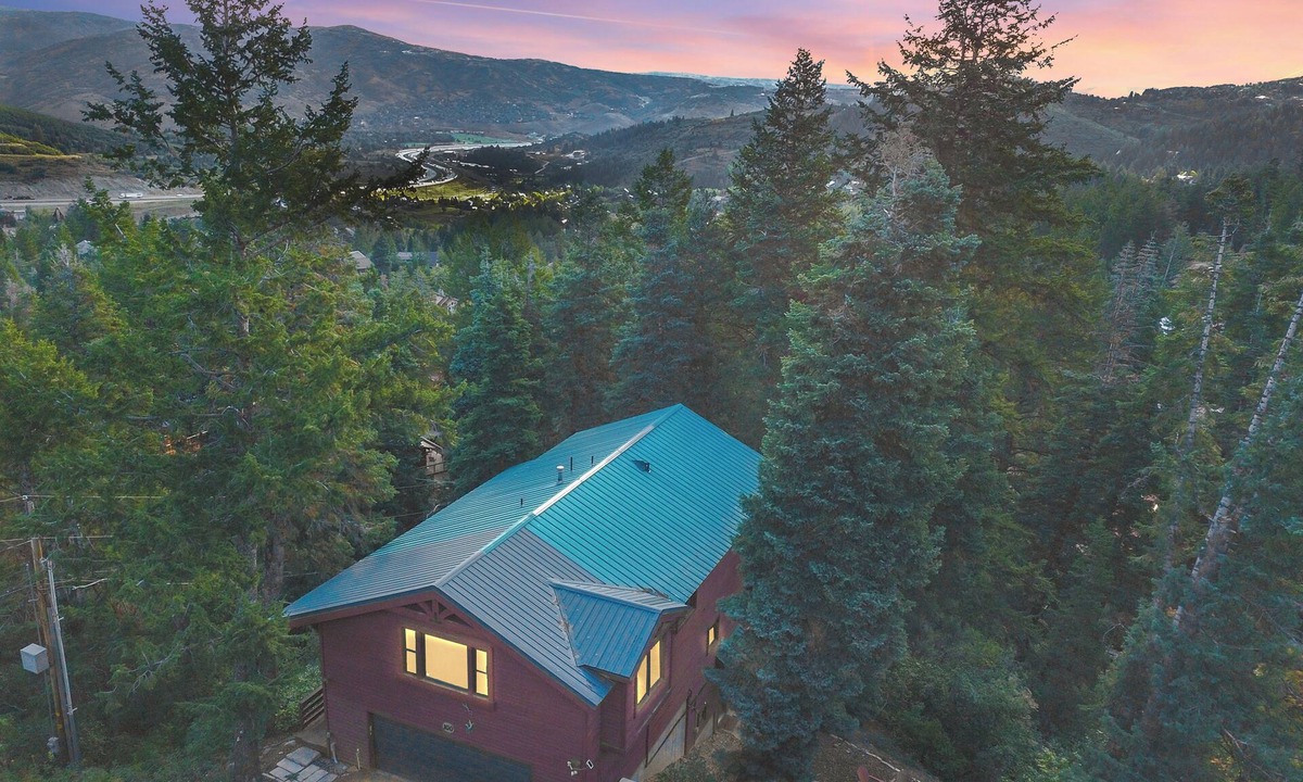 Summit Park House | Discount Specials! Park City Cabin + Hot Tub + Fire Pit - Sleeps 14