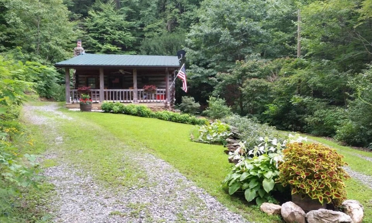 Leicester Cabin | Discounted Rates! Touch the STARS! at Asheville's Authentic 1890's Log Cabin!