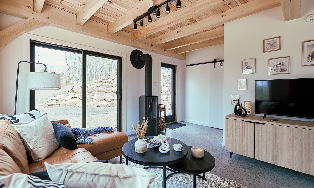 Notre-Dame-du-Laus Ski Chalet | Discover Falcon Ridge's Charming Post and Beam Lake Retreat | Laurentians