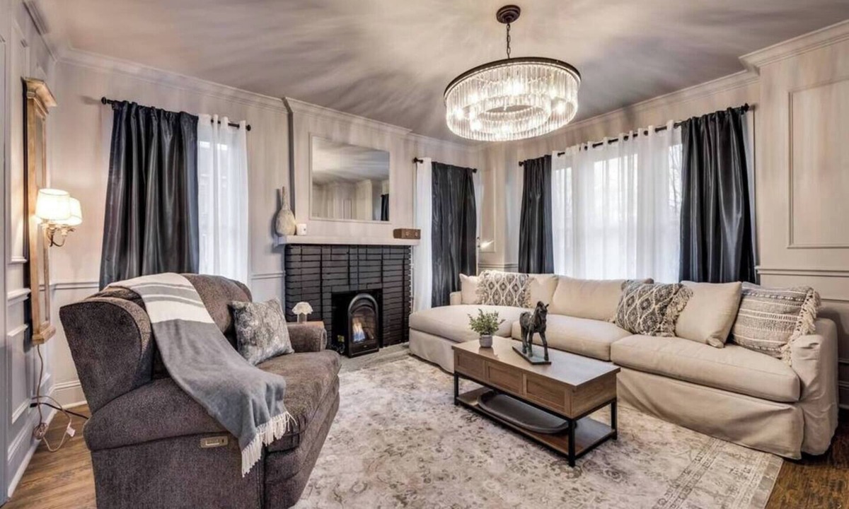 Old East Dallas Condo | Discover Munger’s historic charm in this spacious 3-bedroom, 3 1/2 bath condo for up to 7 guests. Each bedroom offers a private ensuite, luxury linens, and Sleep 8 Technology. Enjoy a chef’s kitchen with high-end appliances & spacious living areas.