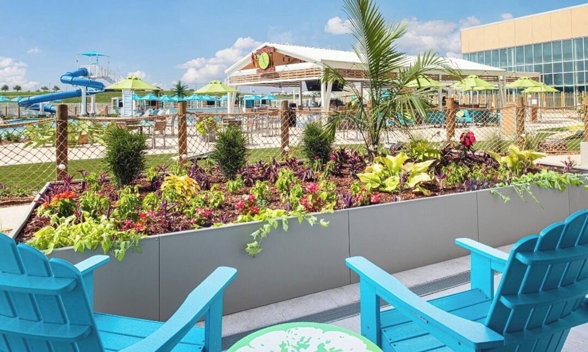 I-435 West KC-KS Hotel | Discover Relaxation in This Tropically-Inspired Room with Pool Near Attractions