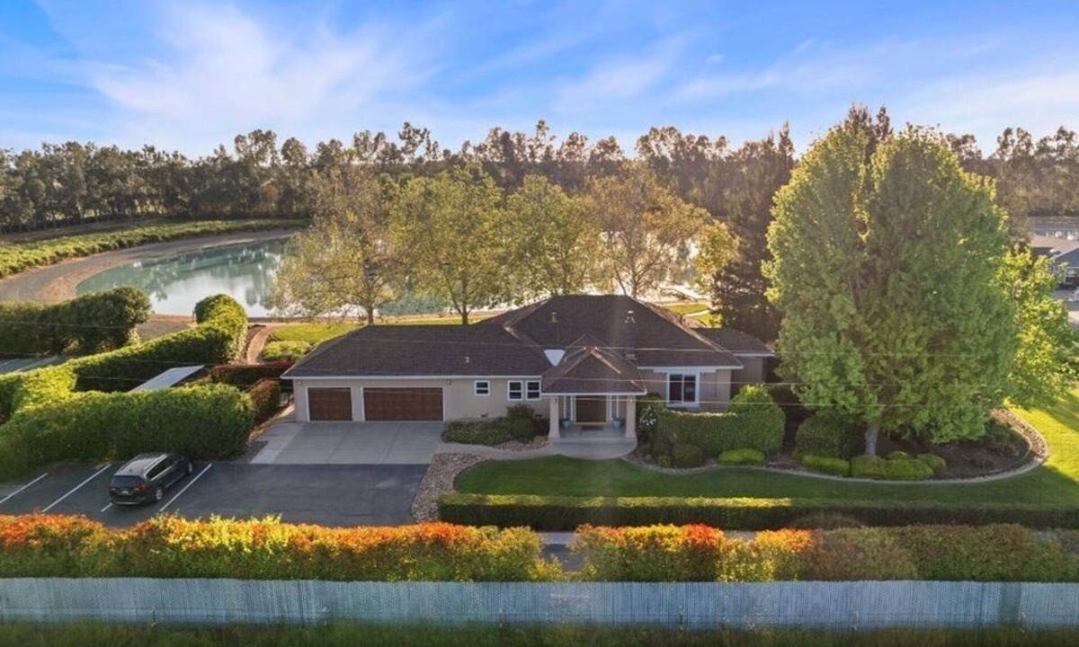 Galt House | Discover the Lakeview Villa Escape