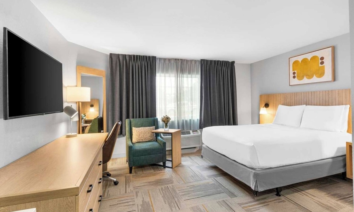 East Congress Hotel | Discover the Texas State Capitol from Prime Location! Pets Are Welcome!