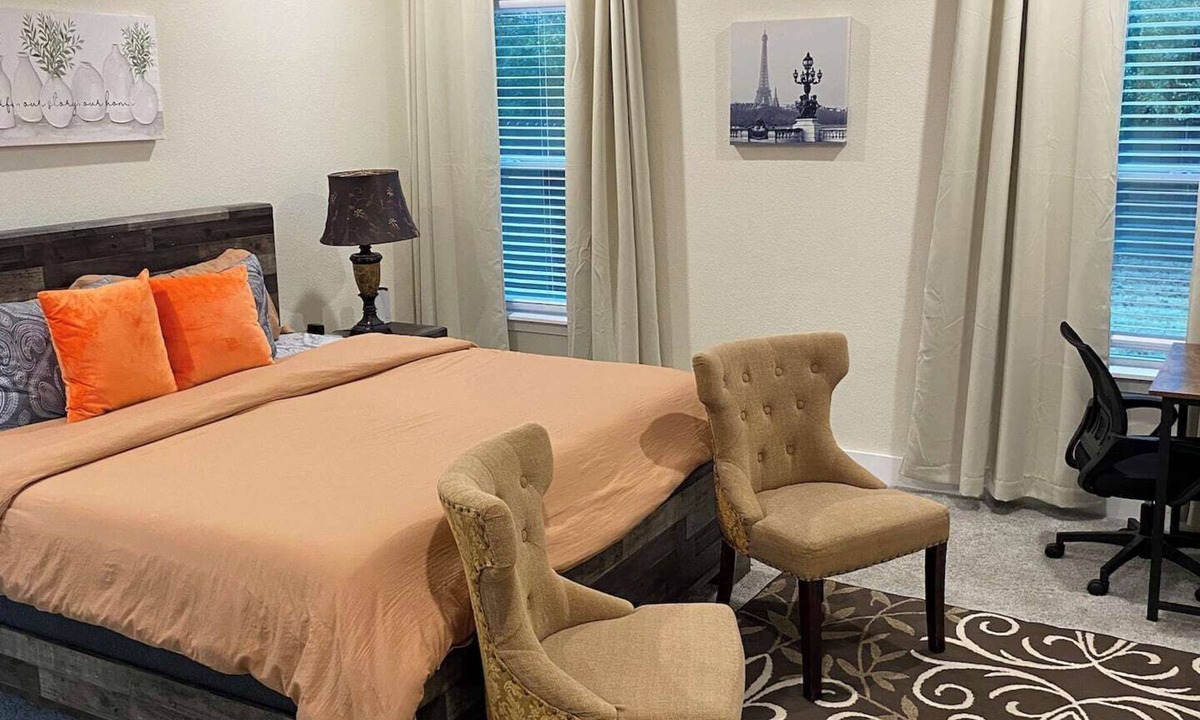 Fort Worth House | Discover your modern Fort Worth retreat near TCU & Downtown! This stylish home comfortably fits families or professionals. Features include a grand owner's suite with a spa-like bath and a fantastic outdoor patio. An ideal base for exploring the city