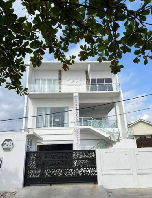 Padang House | Disewakan Rumah 3 Lantai View Laut