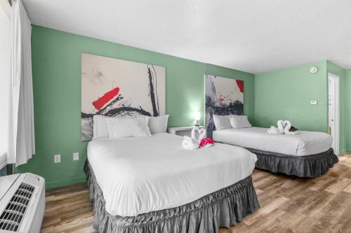 Kissimmee Apartment | Disney Studio 2 Queens & Shuttle