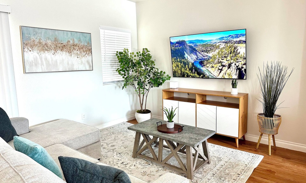 Fullerton House | Disneyland Getaway Tri-level Gated Townhome