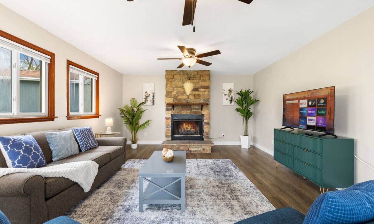 Streamwood House | Displaced Housing | 5BR | Pet Friendly
