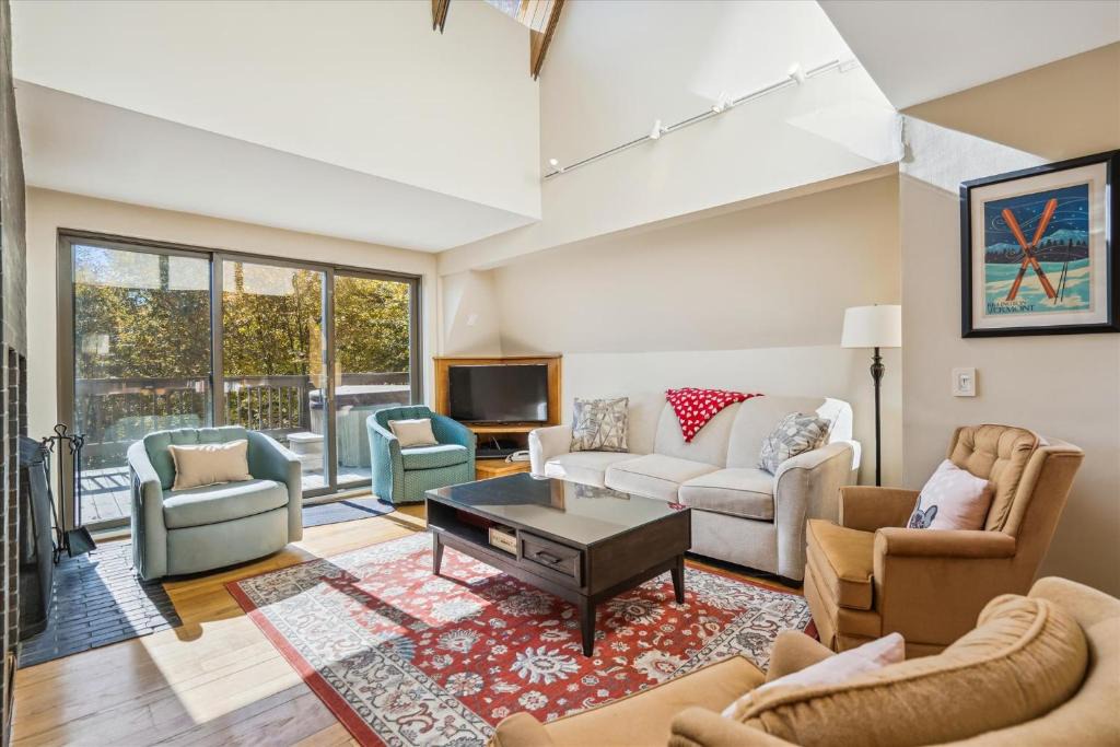 Killington House | Distinctive 4 bedroom townhouse, hot tub, minutes from the slopes Winterberry 1