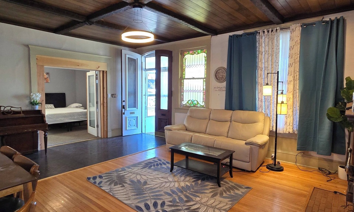 Scranton House | Distinguished Home, High Ceiling, Modern with Historic Charm, Great Neighborhood