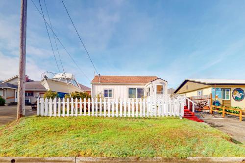 Winchester Bay House | DnA Tiny beach House