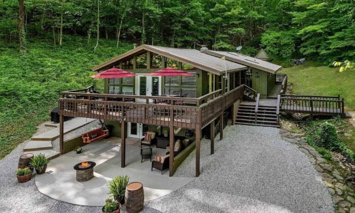 Flat Hollow Marina House | Doc's Lake Escape - Covered slip, Hot tub Fire Pit