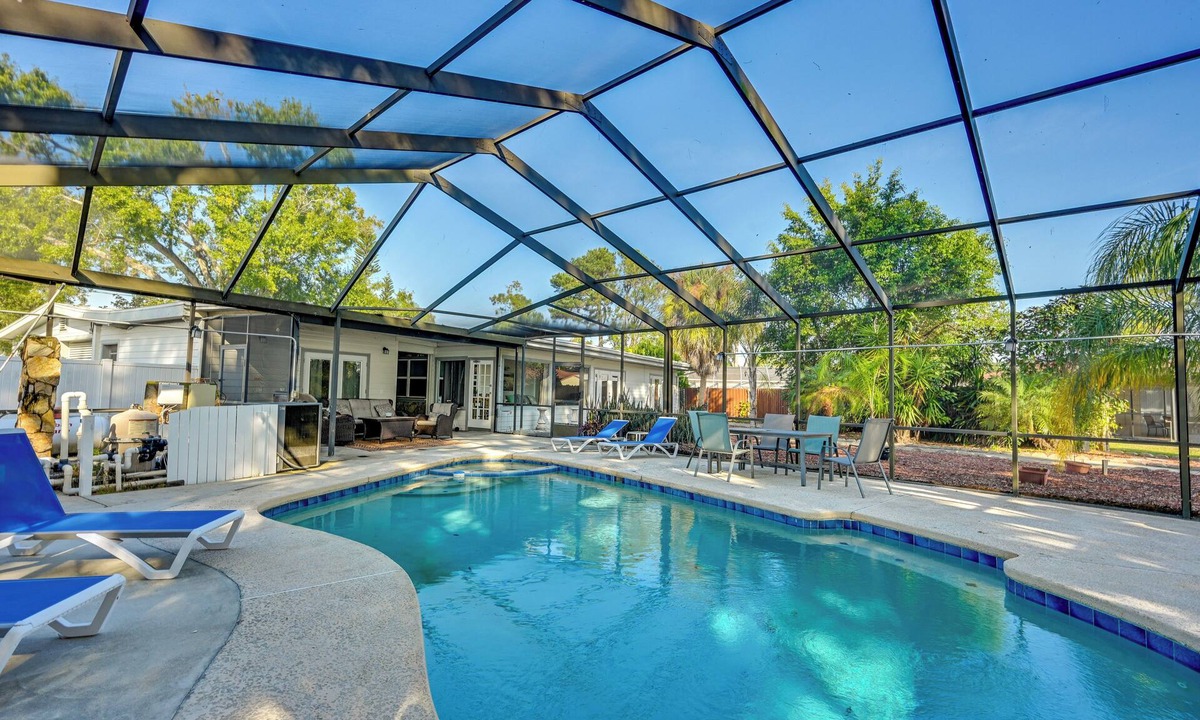 Orient Park House | Dock & Beautiful Views! Spacious Bellows Lake Gem