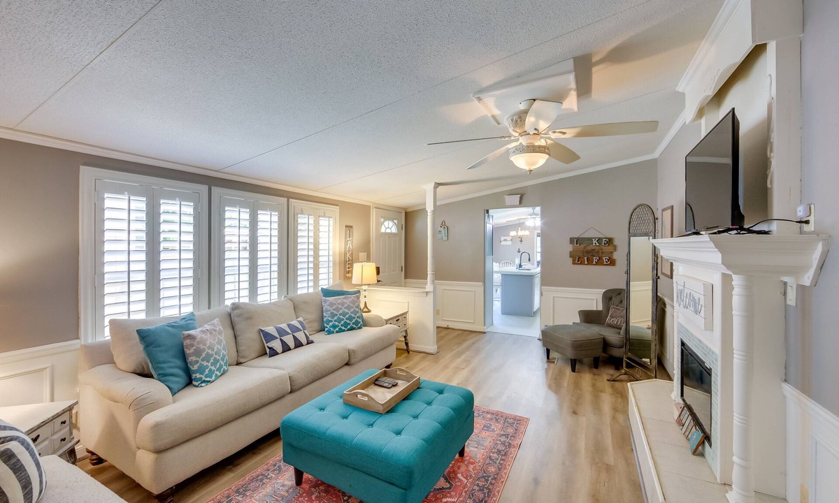 Enchanted Oaks House | Dock, Deck & Kayaks: Home on Cedar Creek Reservoir