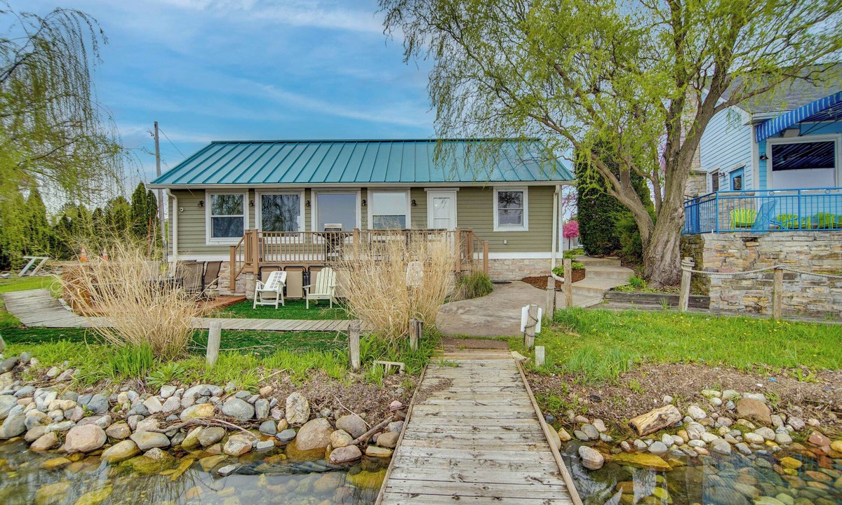 Twin Lakes House | Dock, Deck & Sunsets! Little Bungalow on Lake Mary