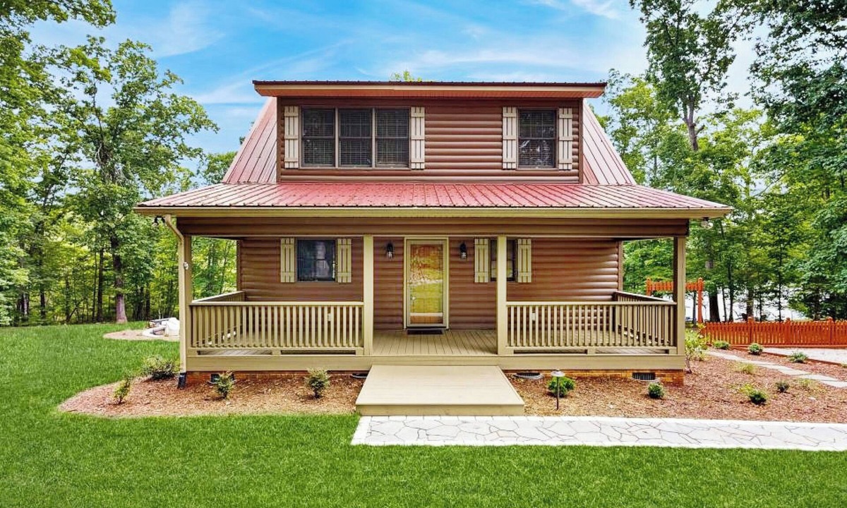 Wise Cabin | Dock & Fire Pit! Lake Gaston Cabin in Macon
