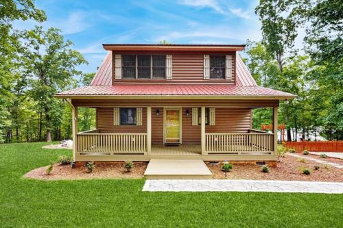 Wise House | Dock & Fire Pit! Lake Gaston Cabin in Macon