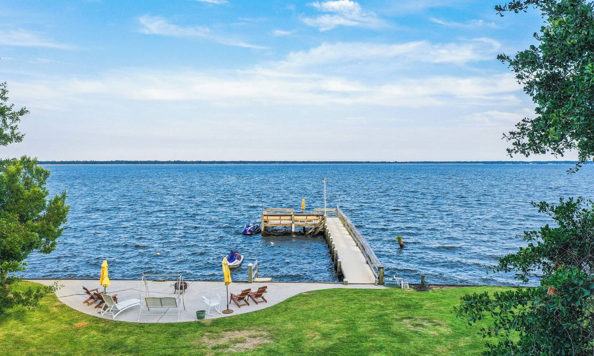 Russellville House | Dock & Fire Pit: Lakefront Bonneau Home!