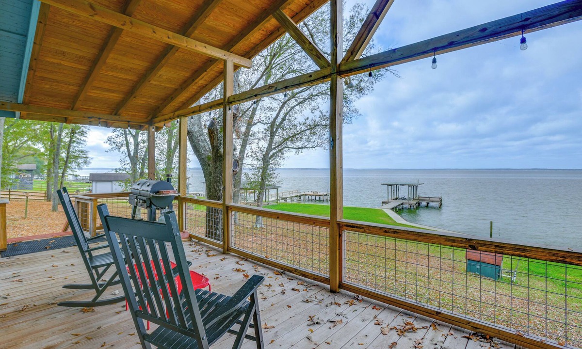 West Livingston House | Dock + Fire Pit: Tranquil Home on Lake Livingston