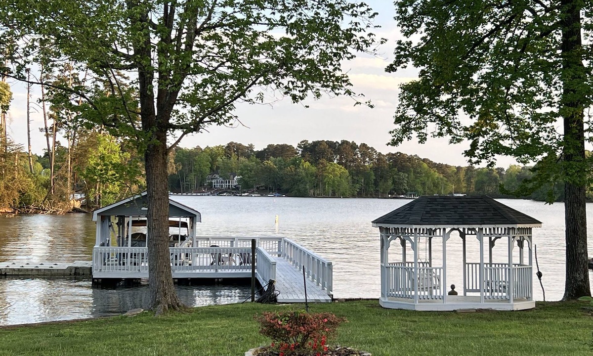 New London House | Dock Holiday - beautiful views on Badin Lake. Updates for 2026!