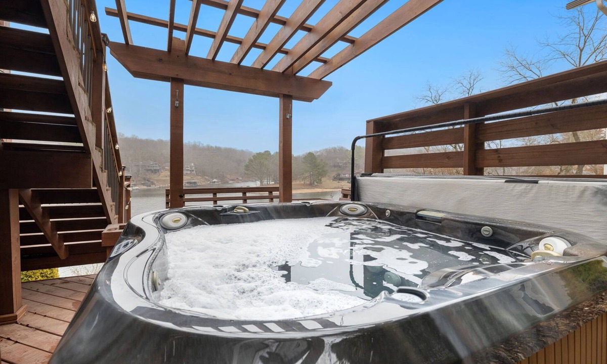 Bella Vista House | Dock Holiday-Hot Tub-Private Dock & Kayaks