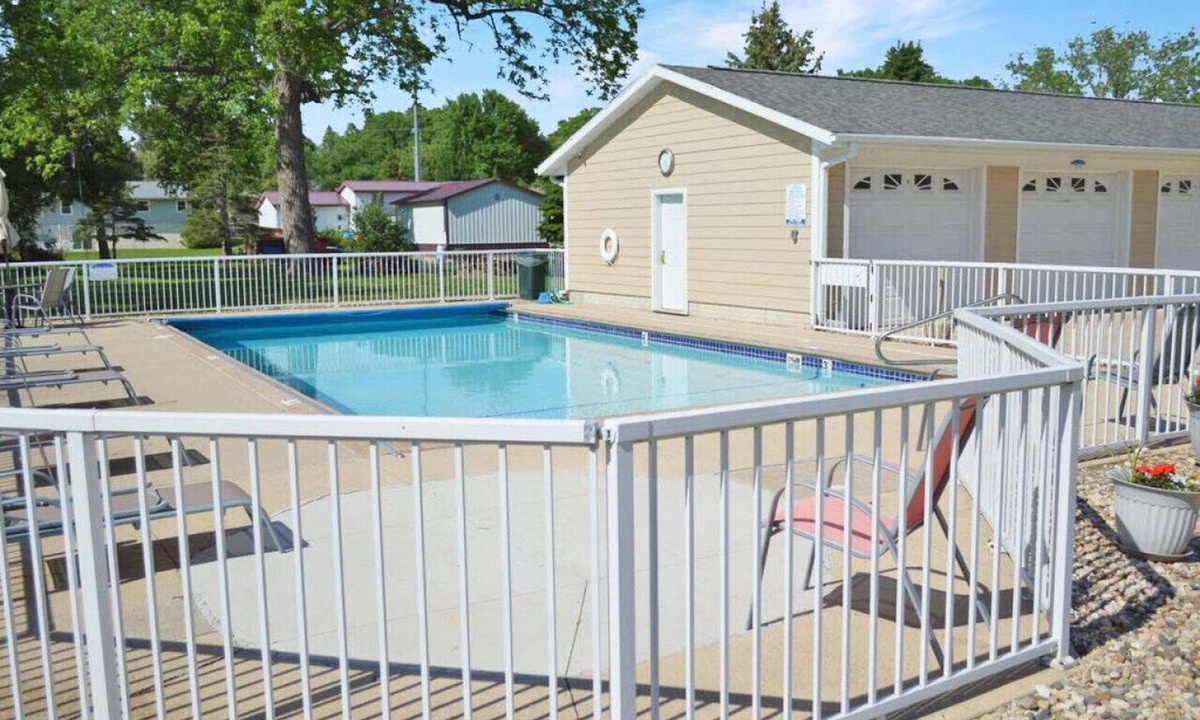 Arnolds Park Condo | Dock Holiday on Upper Gar Lake with Outdoor Pool
