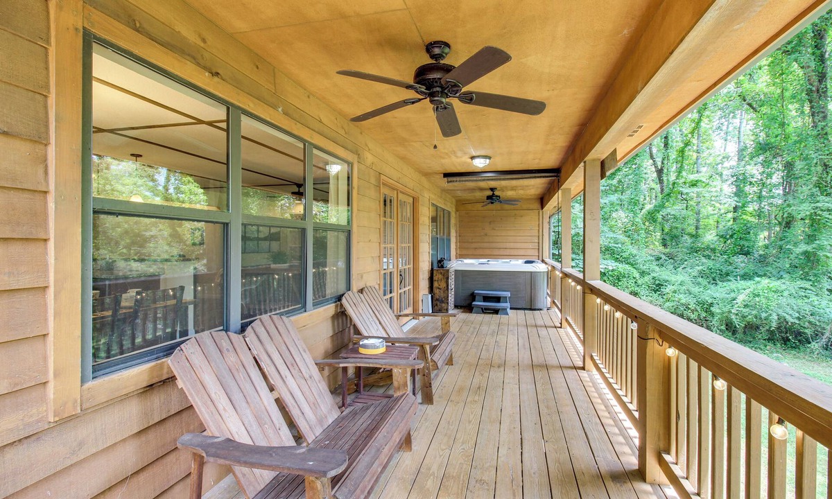 Whiteside Cottage | Dock & Hot Tub: Tennessee River Cabin Getaway