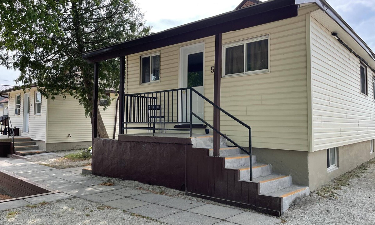 Wasaga Beach Cottage | Dock Life Beach 1 - Cottage 5, Riverside Property, 2 Bdrm, 3 min walk to Beach 1