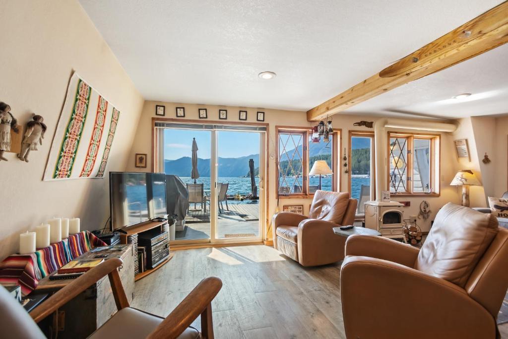 Bayview House | Dock's End Floating Home