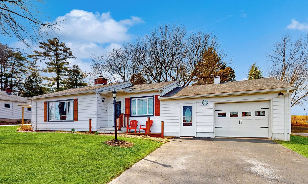 Auburn House | Dock! Waterfront Owasco Lake 'Moon Rise House'
