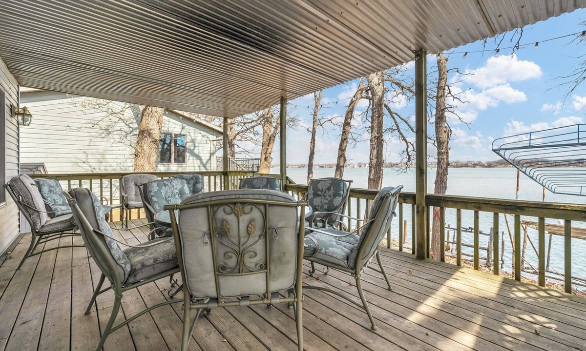 Spirit Lake Cottage | Docksid days & Sunrise mornings on East Lake- Private dock- sleeps 10