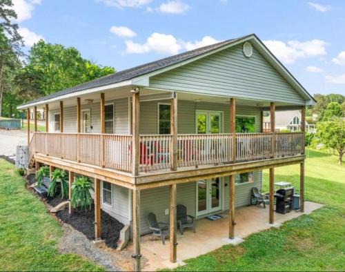 Clarksville House | Dockside Dreamz 1 with beach and dock