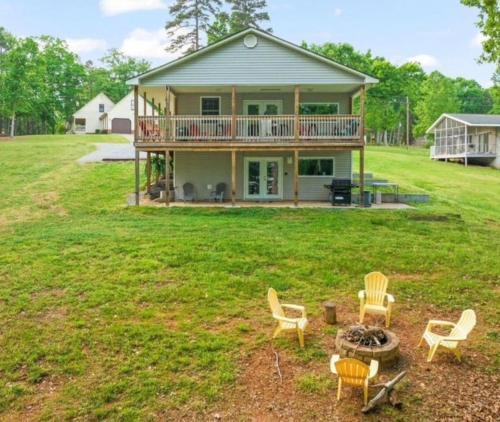 Clarksville House | Dockside Dreamz 2 with beach & dock