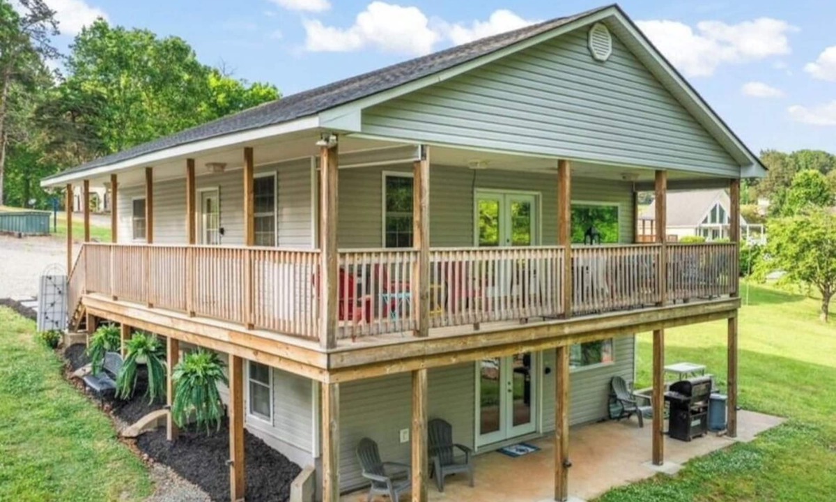 Clarksville House | Dockside Dreamz- Full duplex lake fun for 12