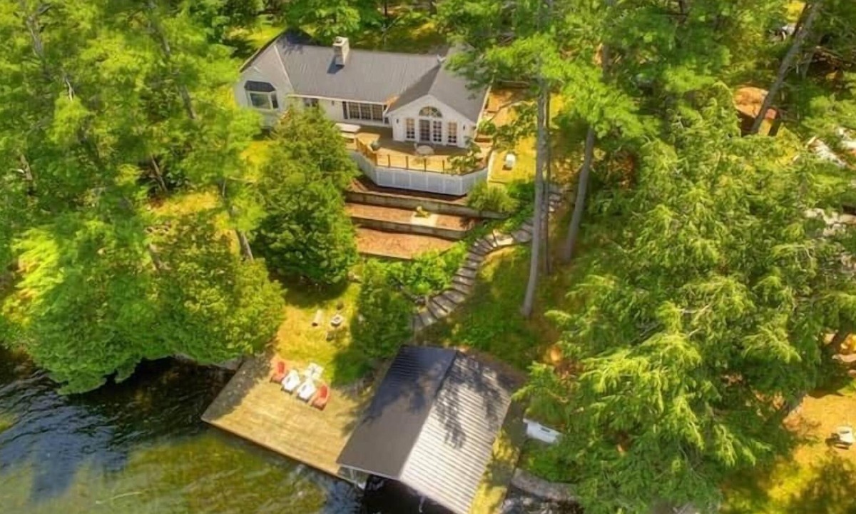 Rideau Lakes House | Dockview Splendour | Spacious Waterfront Retreat on Opinicon